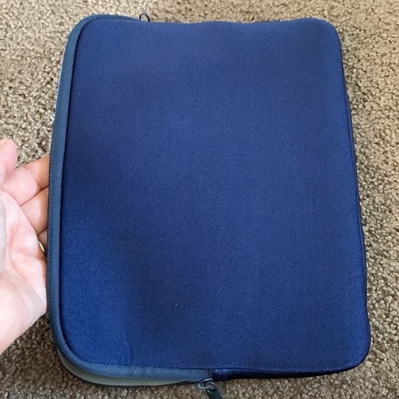 Belkin cover. Very clean  I believe it was never used - Picture 2 of 6